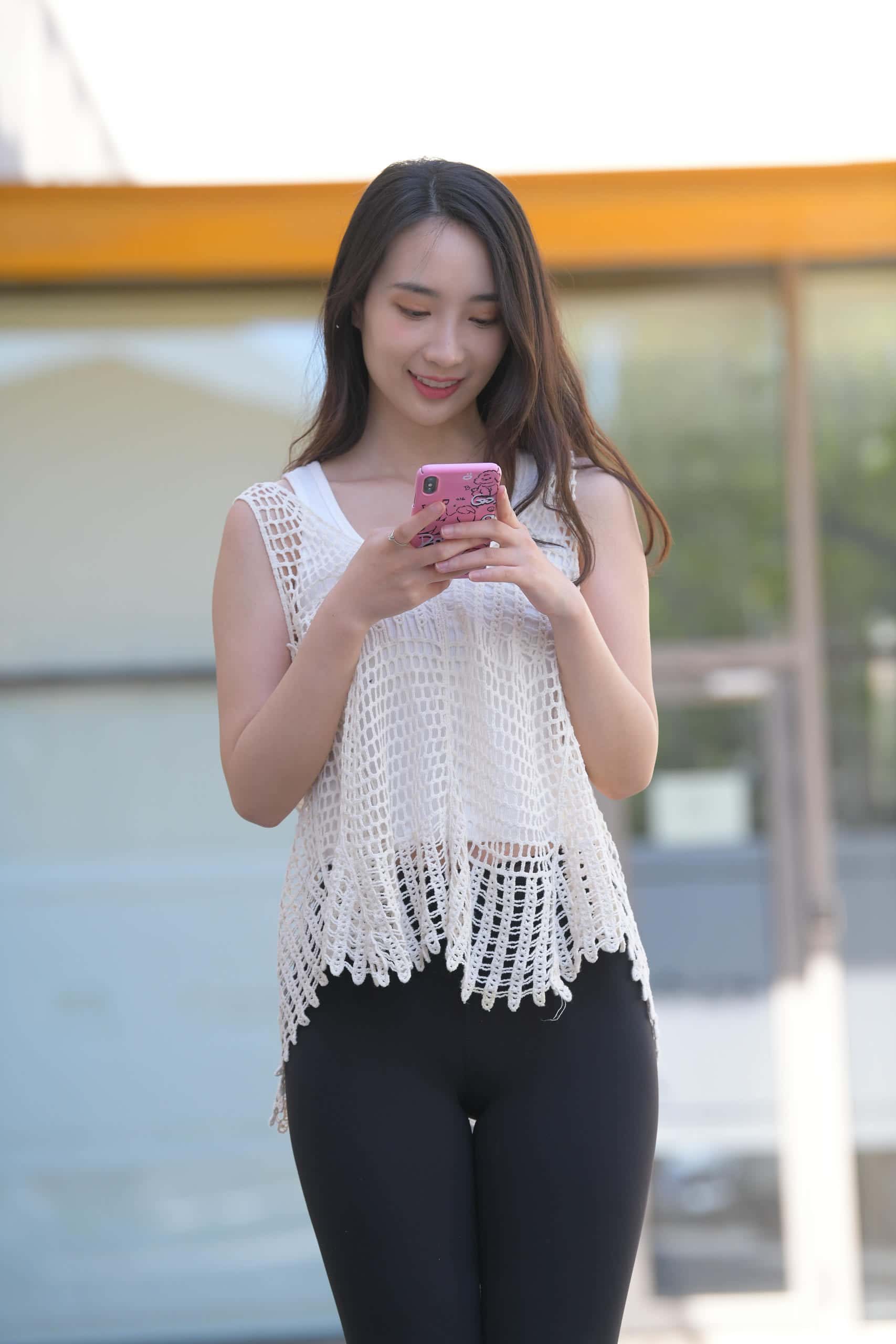 阳光下玩自拍的瑜伽裤姑娘【656P】J3341-q图库摄影套图图片大全