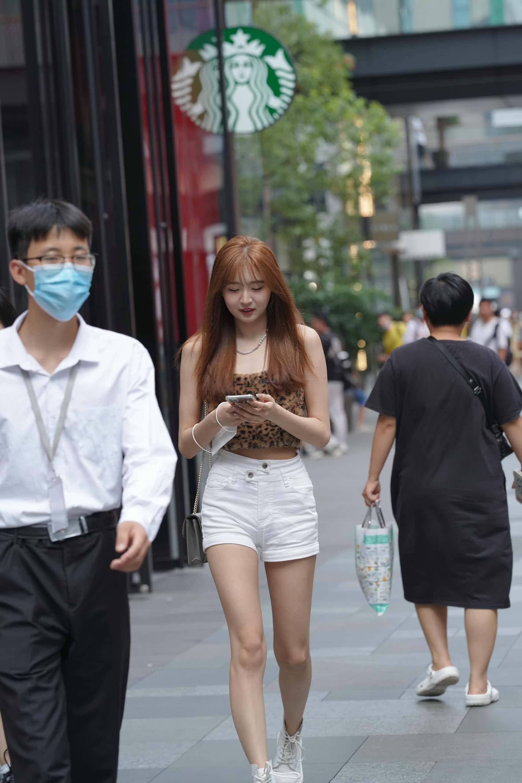 图片[2]-豹纹热裤妹子笑得好开心【184P】C6477-q图库摄影套图图片大全