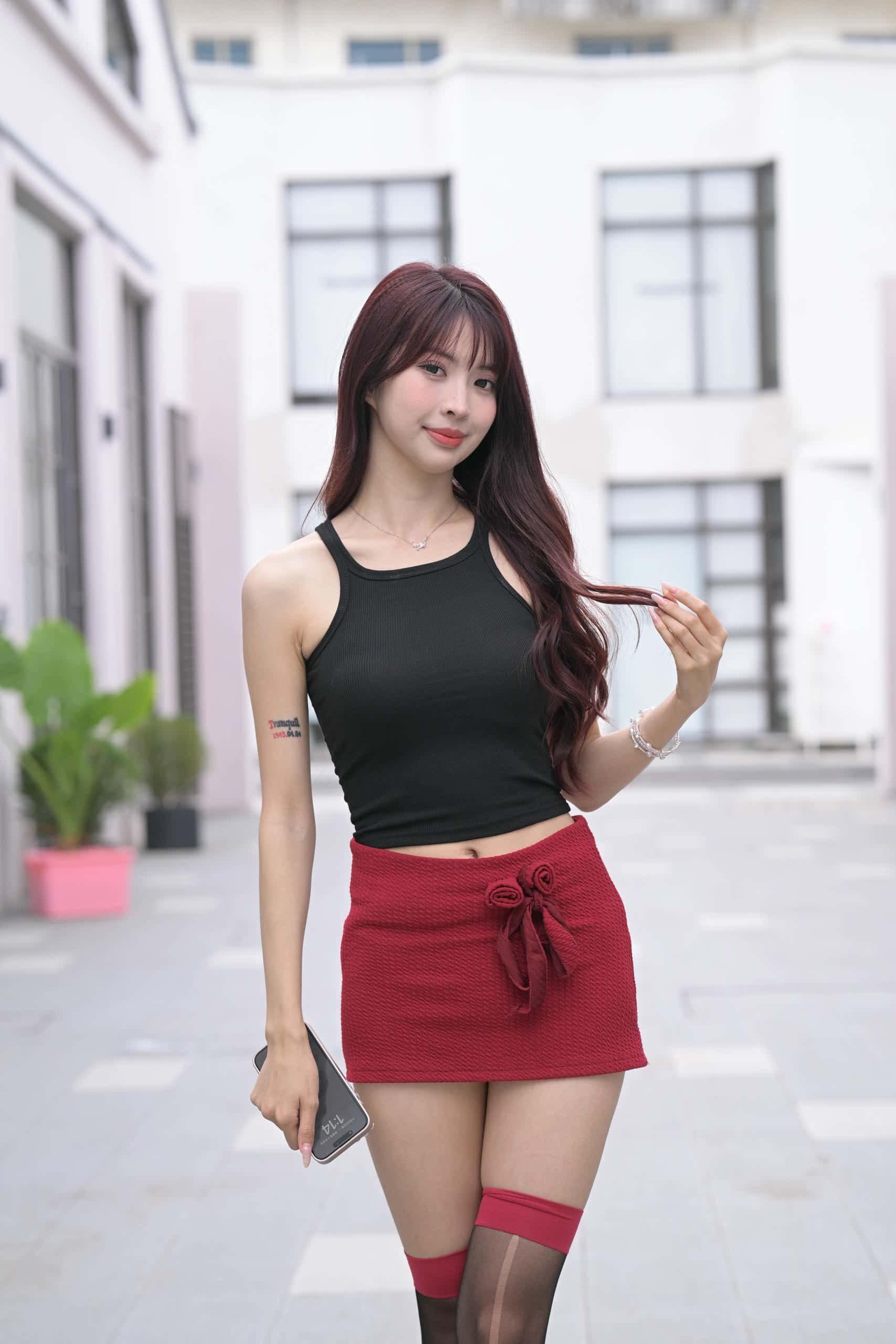 穿红色短裙黑丝的软甜少女【870P】J8145-q图库摄影套图图片大全