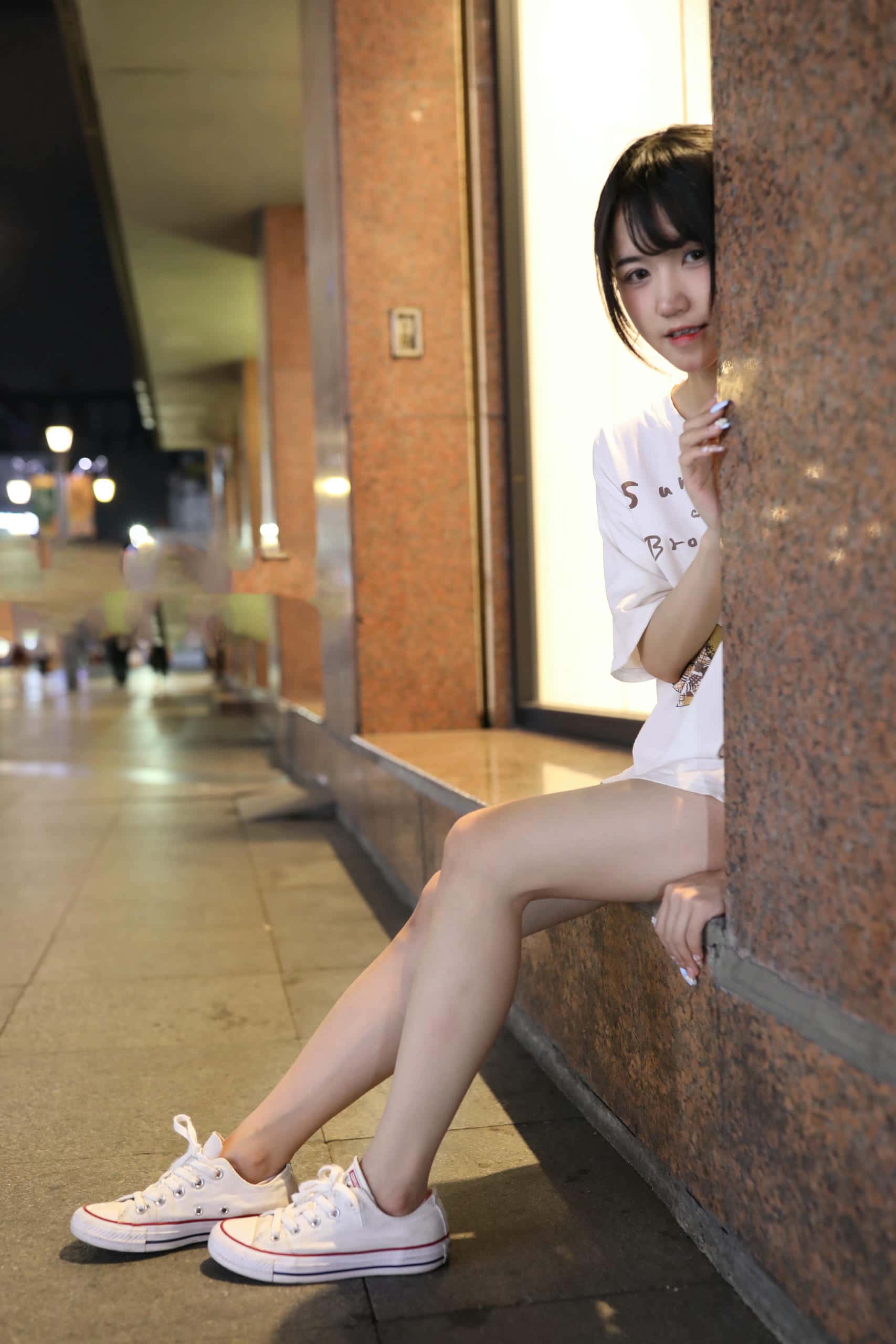 KTV里唱歌的长腿帆布鞋女孩【102P】J2002-q图库摄影套图图片大全